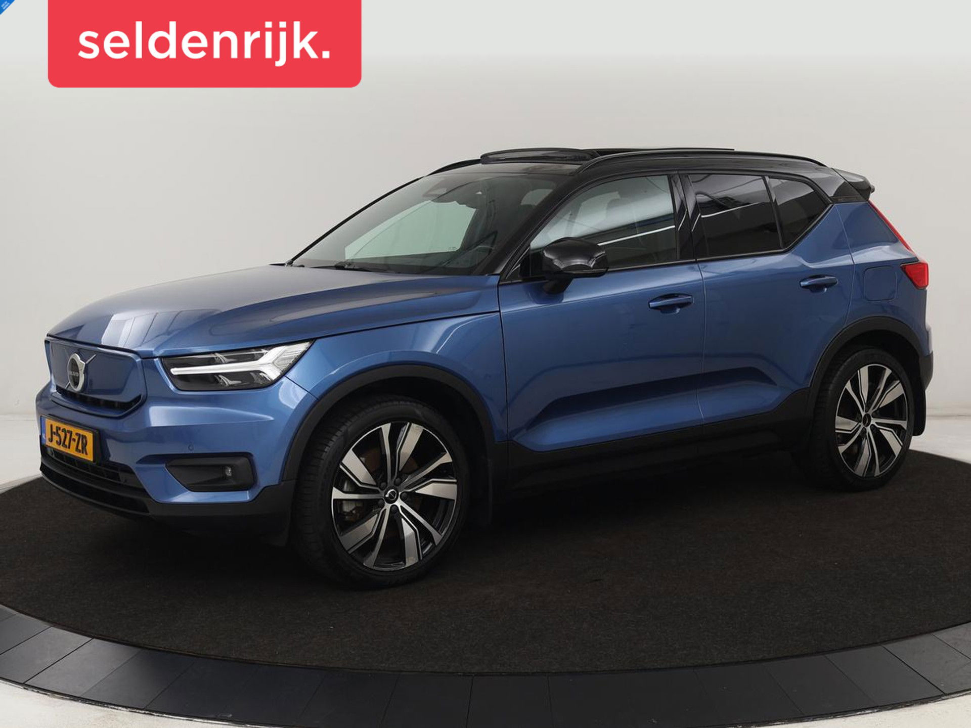 Volvo XC40 Recharge P8 AWD R Design | Panoramadak | Trekhaak | Stoel & stuurverwarming | Adaptive cruise | Carplay | Full LED | Camera | Leder/Alcantara | Keyless