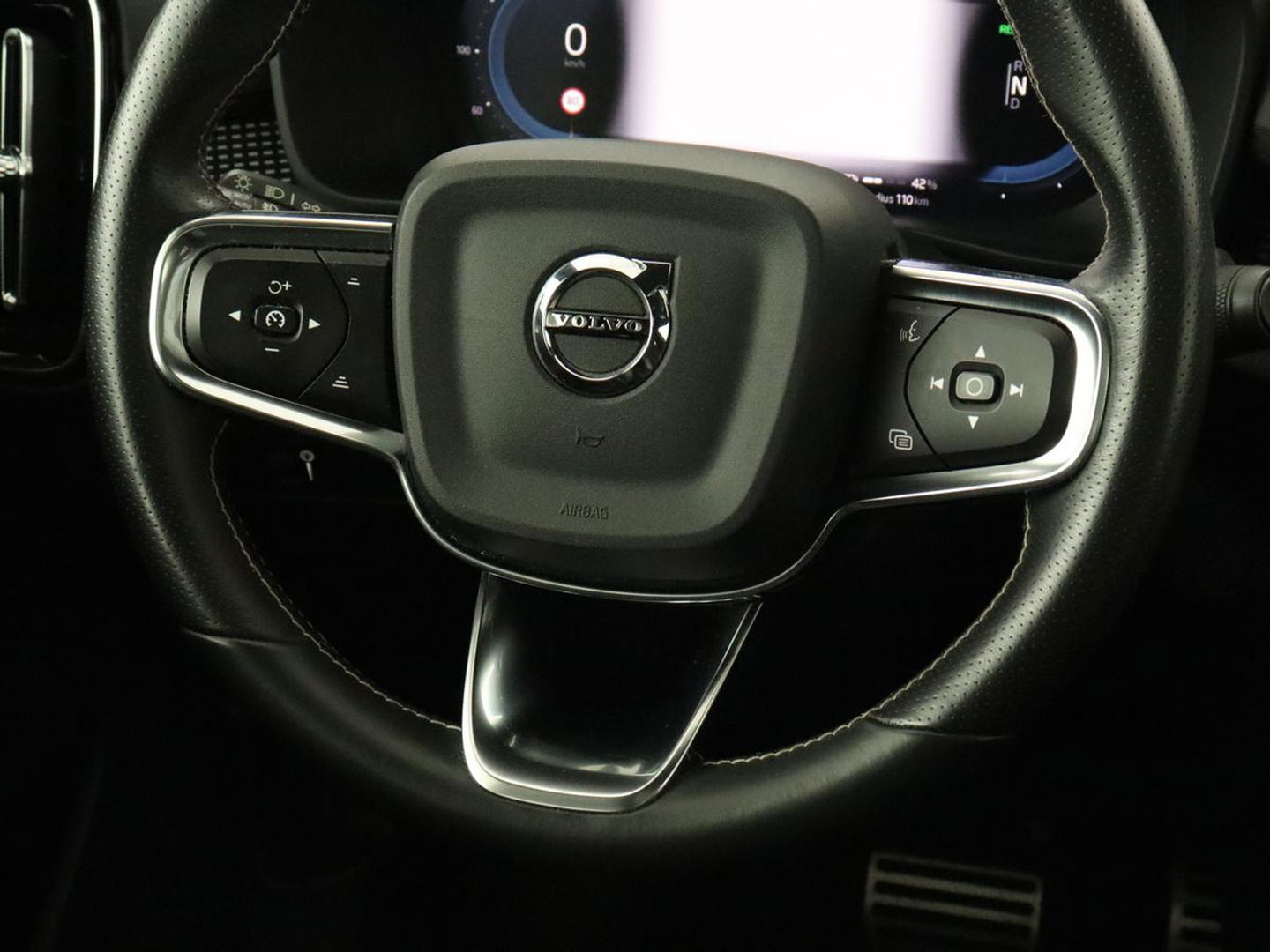 Volvo XC40 Recharge P8 AWD R Design | Panoramadak | Trekhaak | Stoel & stuurverwarming | Adaptive cruise | Carplay | Full LED | Camera | Leder/Alcantara | Keyless