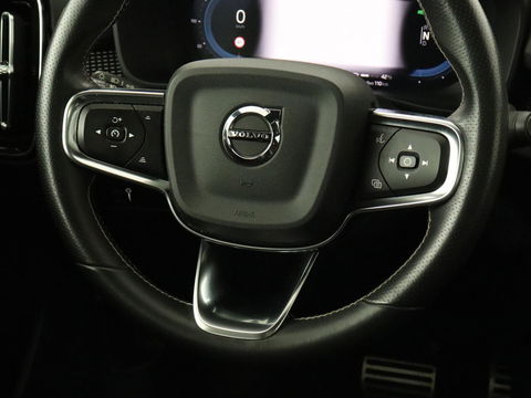 Volvo XC40 Recharge P8 AWD R Design | Panoramadak | Trekhaak | Stoel & stuurverwarming | Adaptive cruise | Carplay | Full LED | Camera | Leder/Alcantara | Keyless