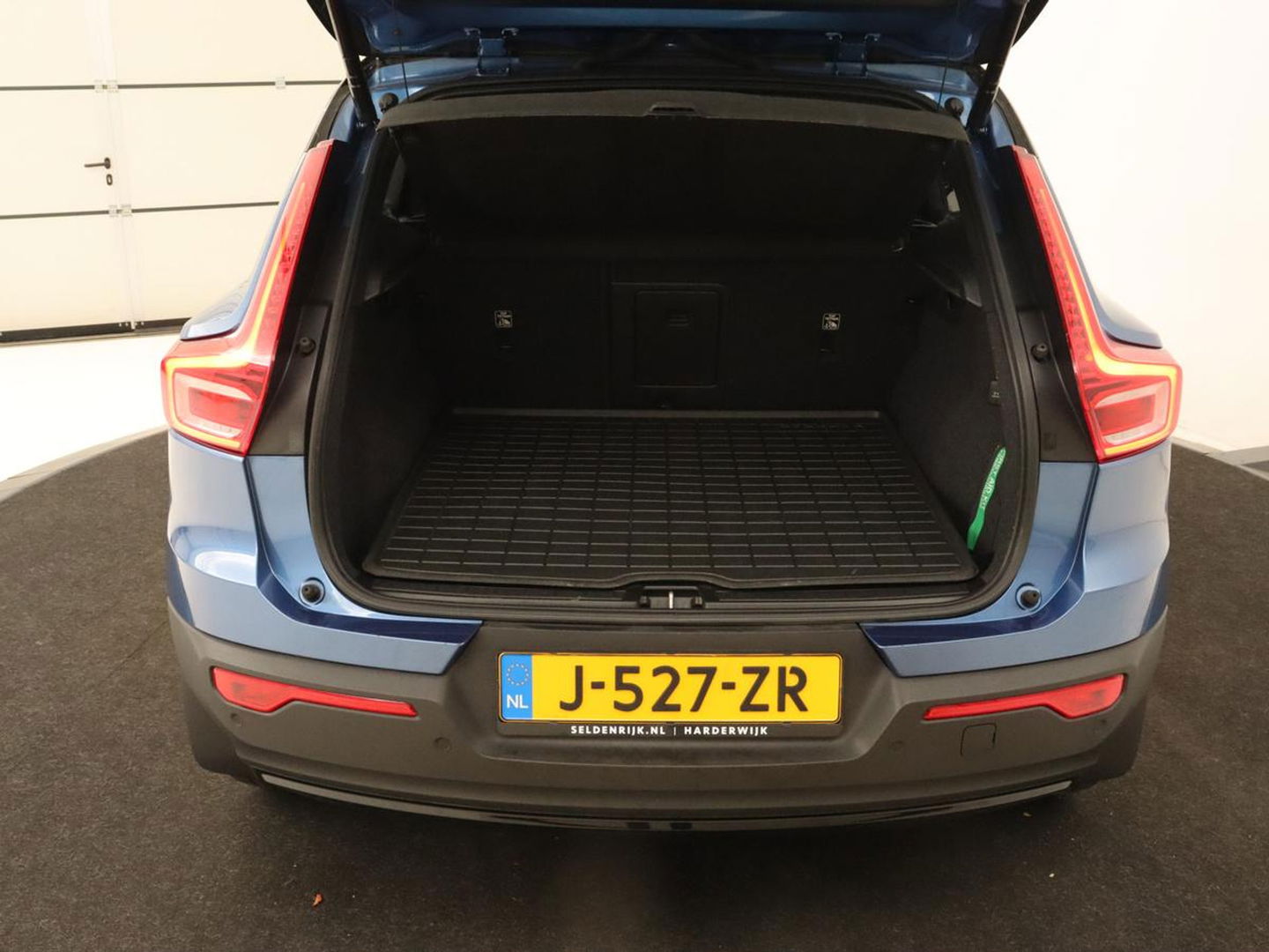 Volvo XC40 Recharge P8 AWD R Design | Panoramadak | Trekhaak | Stoel & stuurverwarming | Adaptive cruise | Carplay | Full LED | Camera | Leder/Alcantara | Keyless