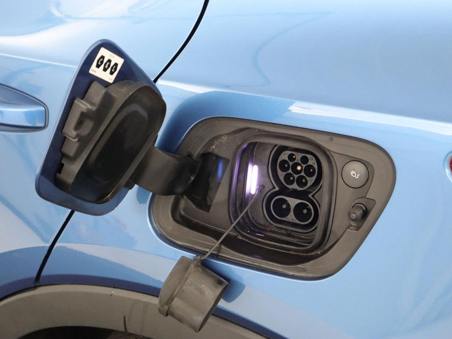 Volvo XC40 Recharge P8 AWD R Design | Panoramadak | Trekhaak | Stoel & stuurverwarming | Adaptive cruise | Carplay | Full LED | Camera | Leder/Alcantara | Keyless
