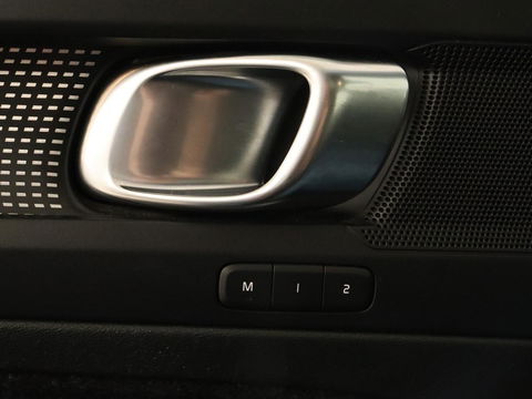 Volvo XC40 Recharge P8 AWD R Design | Panoramadak | Trekhaak | Stoel & stuurverwarming | Adaptive cruise | Carplay | Full LED | Camera | Leder/Alcantara | Keyless