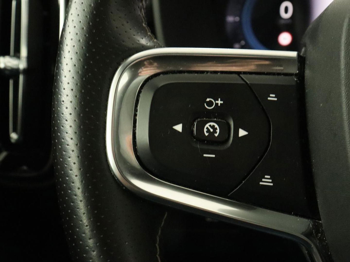 Volvo XC40 Recharge P8 AWD R Design | Panoramadak | Trekhaak | Stoel & stuurverwarming | Adaptive cruise | Carplay | Full LED | Camera | Leder/Alcantara | Keyless