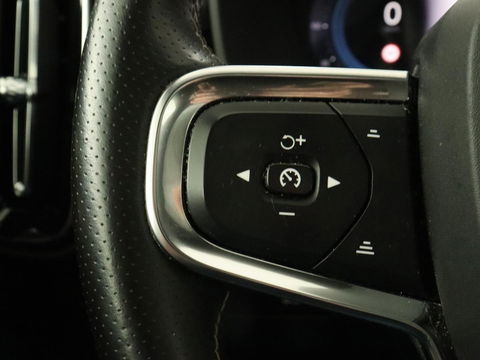 Volvo XC40 Recharge P8 AWD R Design | Panoramadak | Trekhaak | Stoel & stuurverwarming | Adaptive cruise | Carplay | Full LED | Camera | Leder/Alcantara | Keyless