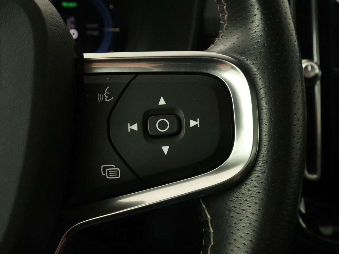 Volvo XC40 Recharge P8 AWD R Design | Panoramadak | Trekhaak | Stoel & stuurverwarming | Adaptive cruise | Carplay | Full LED | Camera | Leder/Alcantara | Keyless