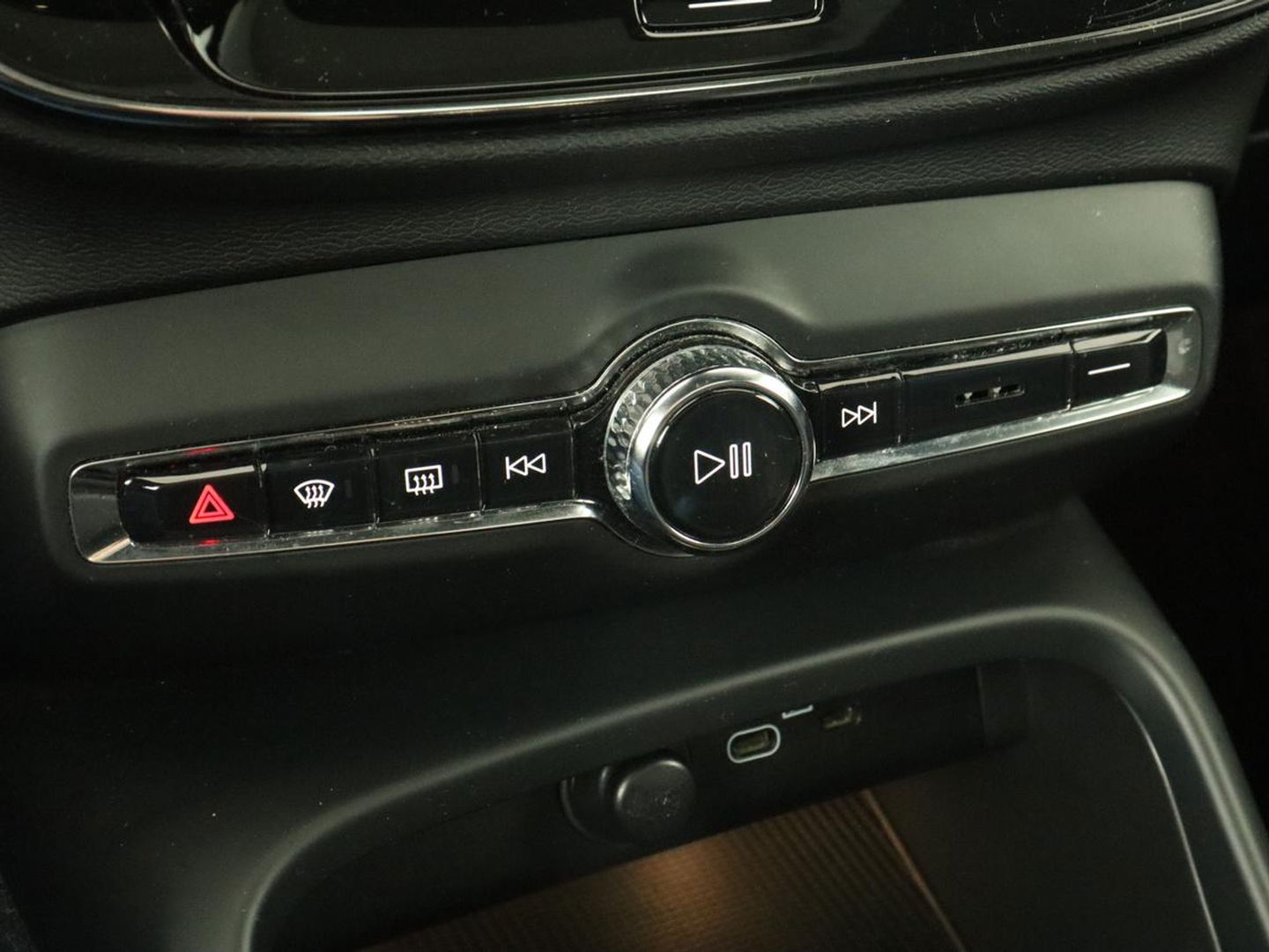 Volvo XC40 Recharge P8 AWD R Design | Panoramadak | Trekhaak | Stoel & stuurverwarming | Adaptive cruise | Carplay | Full LED | Camera | Leder/Alcantara | Keyless