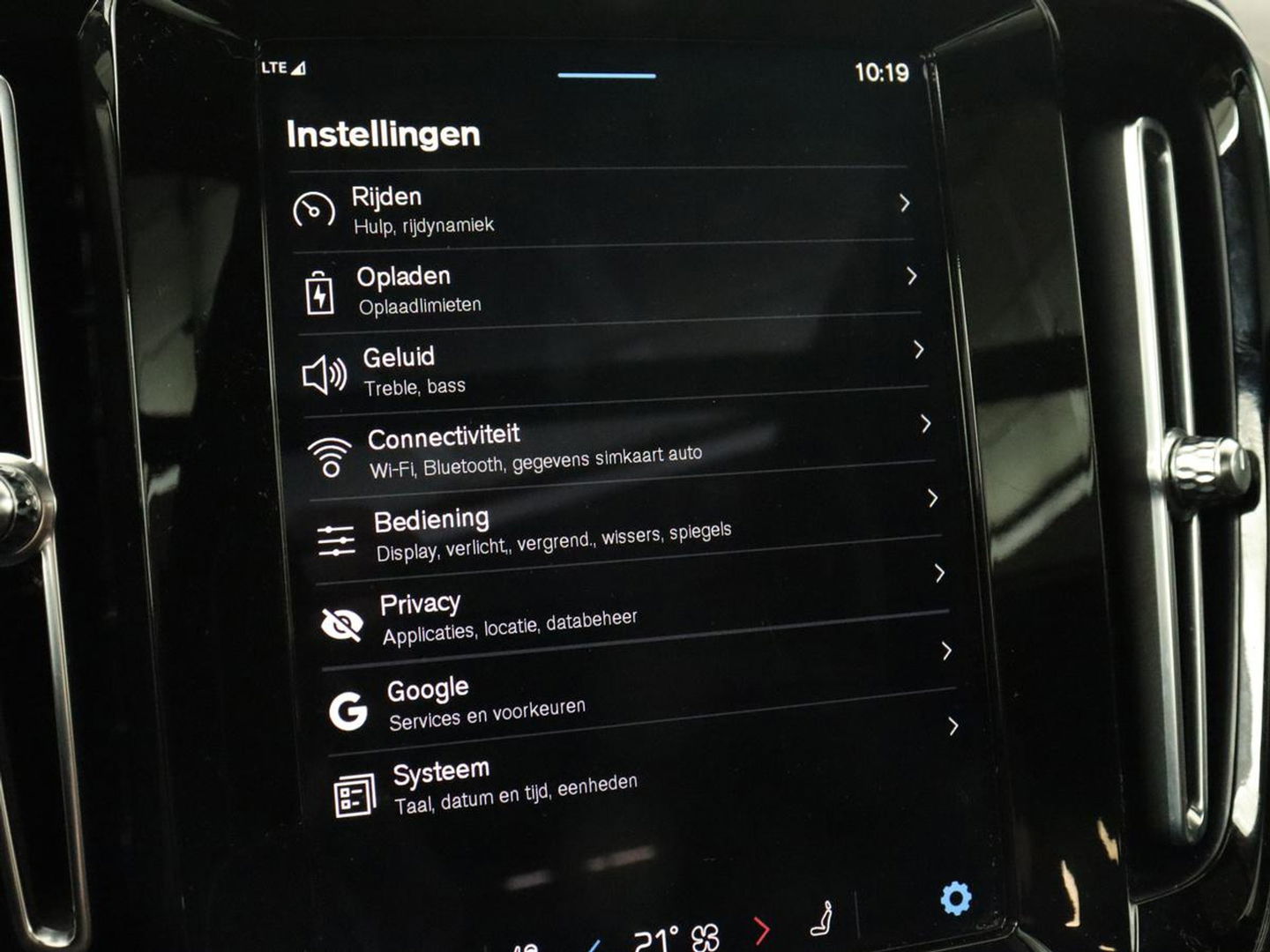 Volvo XC40 Recharge P8 AWD R Design | Panoramadak | Trekhaak | Stoel & stuurverwarming | Adaptive cruise | Carplay | Full LED | Camera | Leder/Alcantara | Keyless