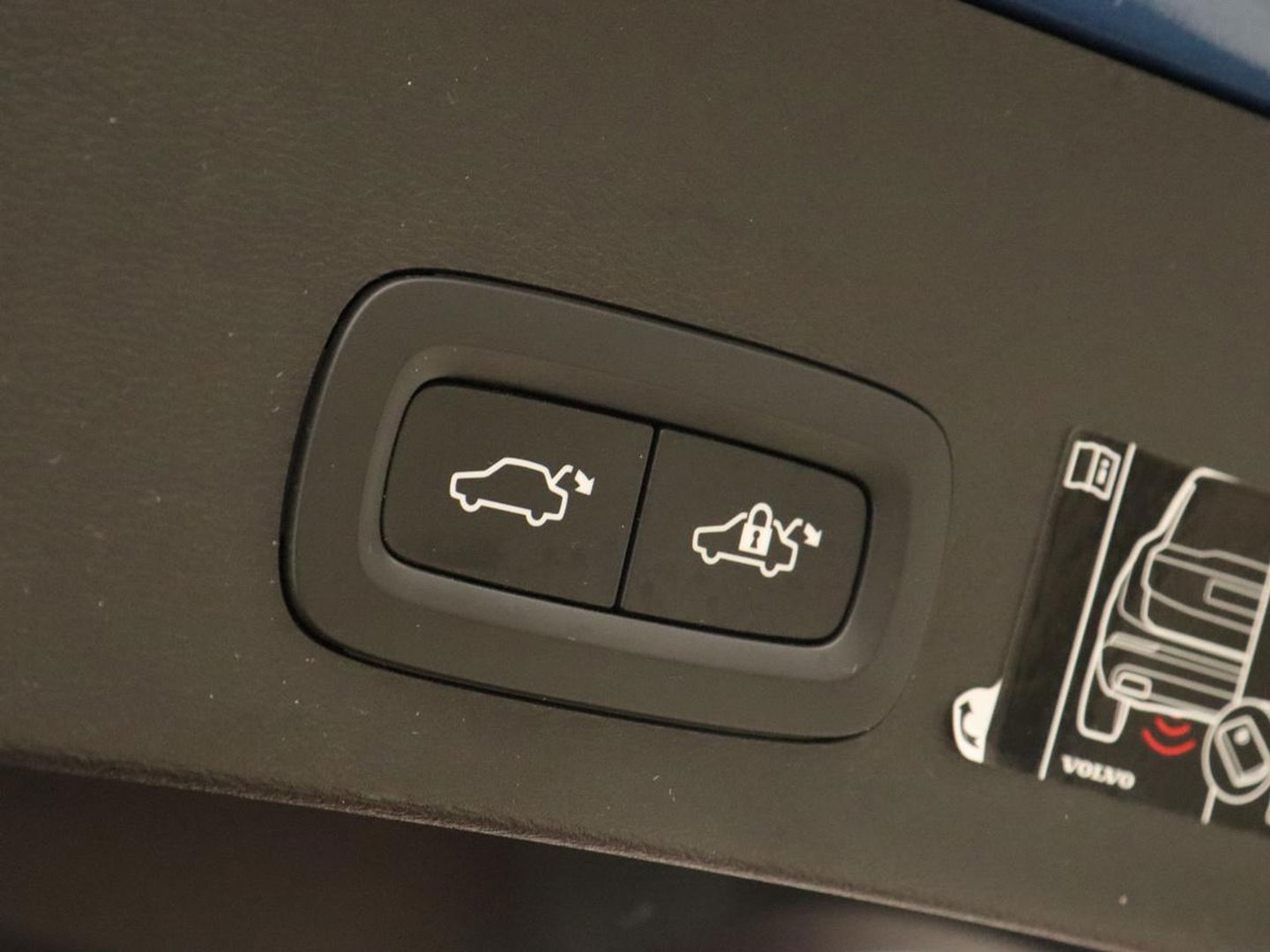 Volvo XC40 Recharge P8 AWD R Design | Panoramadak | Trekhaak | Stoel & stuurverwarming | Adaptive cruise | Carplay | Full LED | Camera | Leder/Alcantara | Keyless