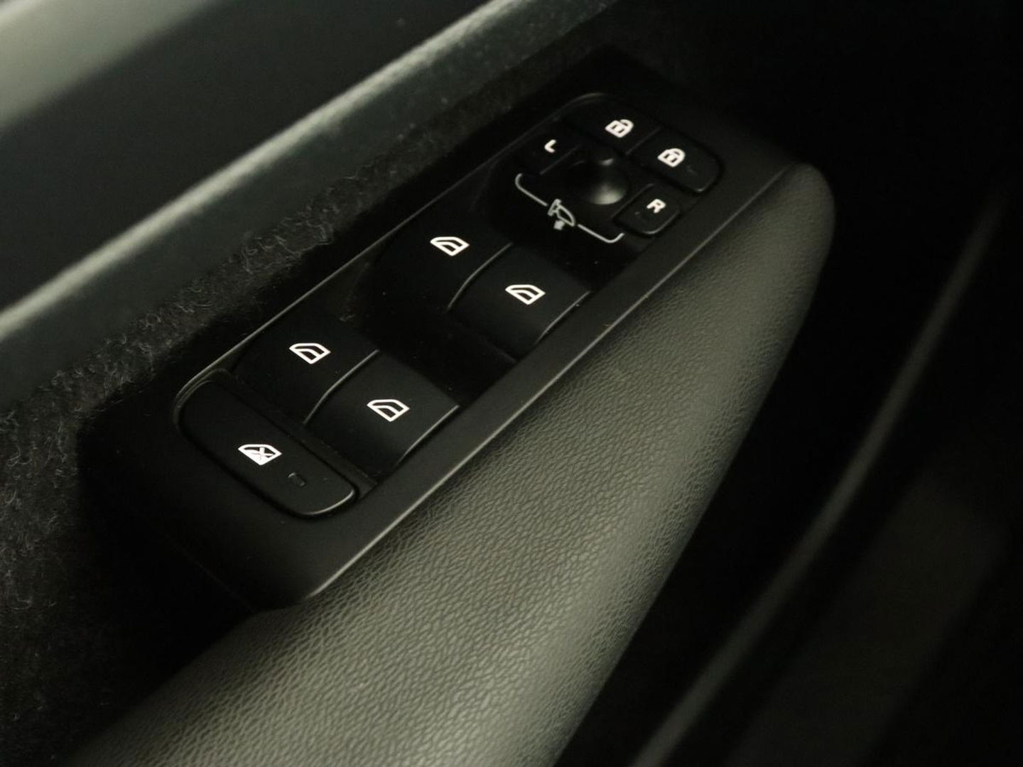 Volvo XC40 Recharge P8 AWD R Design | Panoramadak | Trekhaak | Stoel & stuurverwarming | Adaptive cruise | Carplay | Full LED | Camera | Leder/Alcantara | Keyless