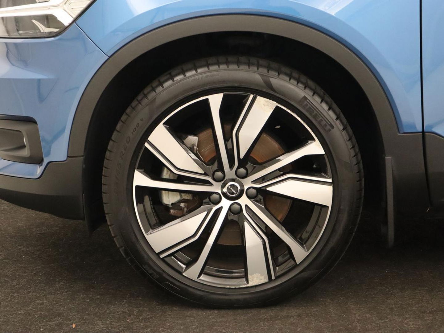 Volvo XC40 Recharge P8 AWD R Design | Panoramadak | Trekhaak | Stoel & stuurverwarming | Adaptive cruise | Carplay | Full LED | Camera | Leder/Alcantara | Keyless