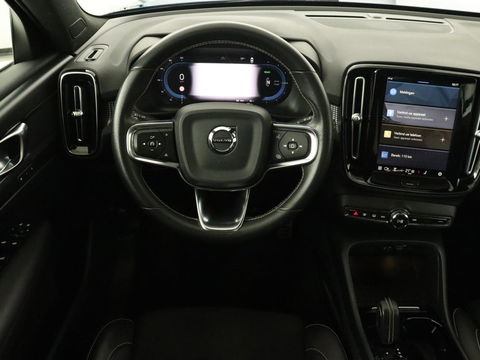 Volvo XC40 Recharge P8 AWD R Design | Panoramadak | Trekhaak | Stoel & stuurverwarming | Adaptive cruise | Carplay | Full LED | Camera | Leder/Alcantara | Keyless