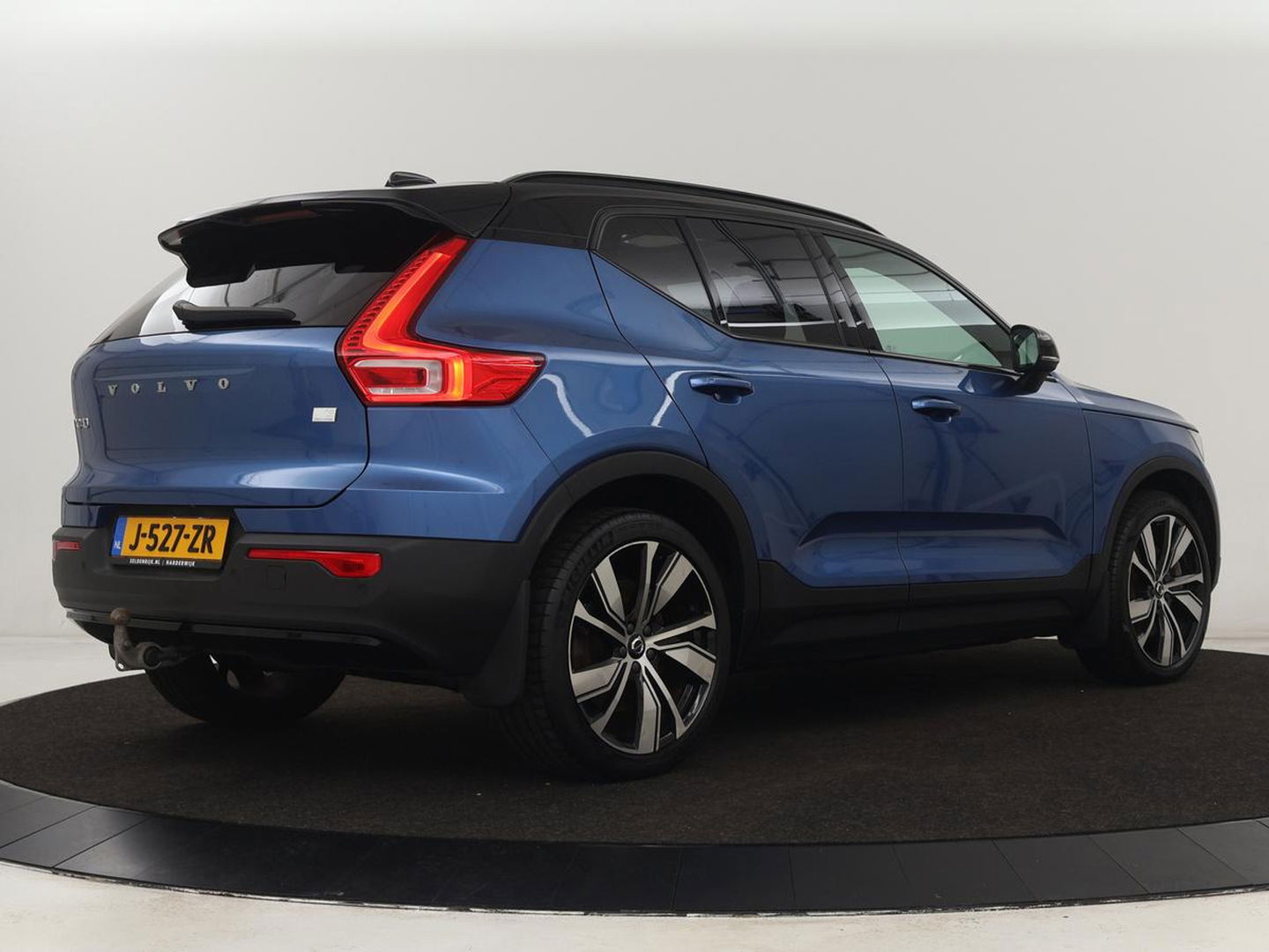 Volvo XC40 Recharge P8 AWD R Design | Panoramadak | Trekhaak | Stoel & stuurverwarming | Adaptive cruise | Carplay | Full LED | Camera | Leder/Alcantara | Keyless