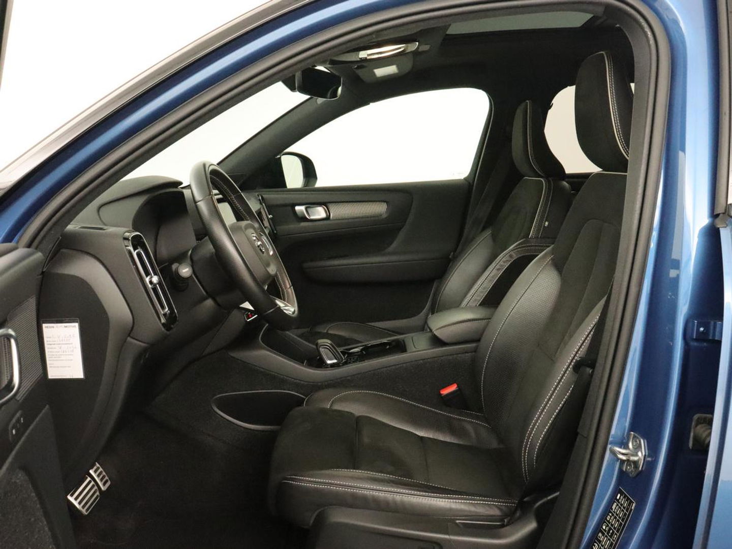 Volvo XC40 Recharge P8 AWD R Design | Panoramadak | Trekhaak | Stoel & stuurverwarming | Adaptive cruise | Carplay | Full LED | Camera | Leder/Alcantara | Keyless