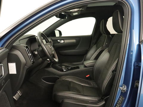 Volvo XC40 Recharge P8 AWD R Design | Panoramadak | Trekhaak | Stoel & stuurverwarming | Adaptive cruise | Carplay | Full LED | Camera | Leder/Alcantara | Keyless
