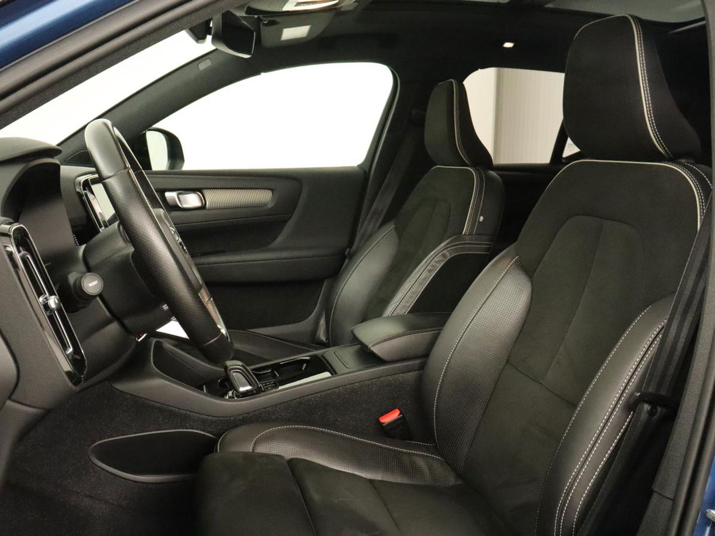 Volvo XC40 Recharge P8 AWD R Design | Panoramadak | Trekhaak | Stoel & stuurverwarming | Adaptive cruise | Carplay | Full LED | Camera | Leder/Alcantara | Keyless