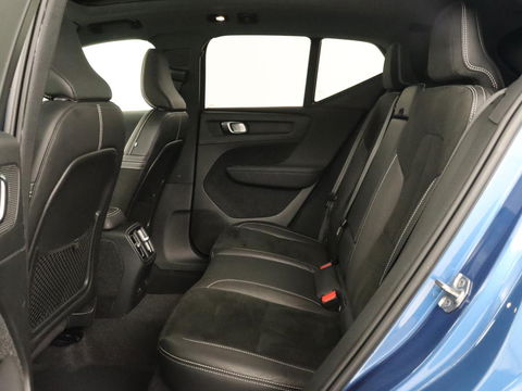 Volvo XC40 Recharge P8 AWD R Design | Panoramadak | Trekhaak | Stoel & stuurverwarming | Adaptive cruise | Carplay | Full LED | Camera | Leder/Alcantara | Keyless
