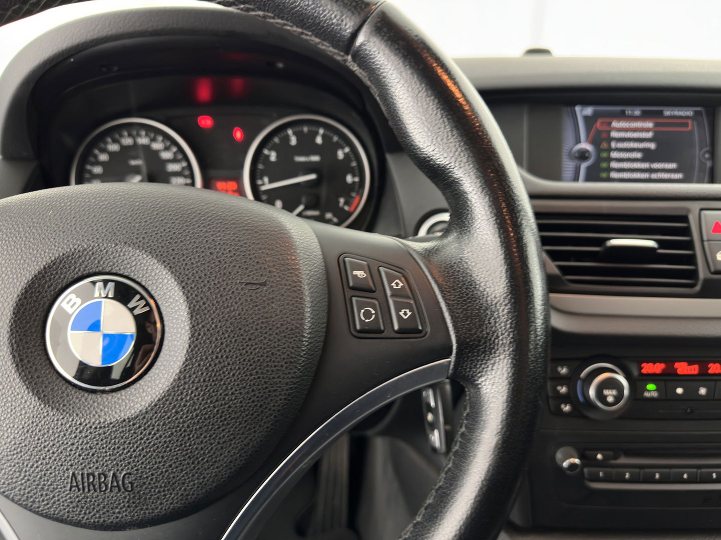 BMW X1 sDrive18i Executive *NAVI-FULLMAP | COMFORT-SEATS | ECC | PDC | CRUISE | 18''ALU | TOWBAR*
