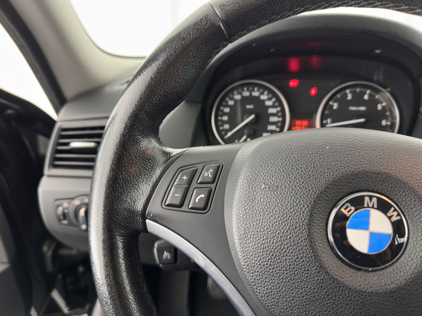 BMW X1 sDrive18i Executive *NAVI-FULLMAP | COMFORT-SEATS | ECC | PDC | CRUISE | 18''ALU | TOWBAR*
