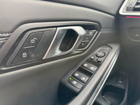 BMW 3 Serie Touring 330i xDrive Panorama Camera Facelift Led Leder