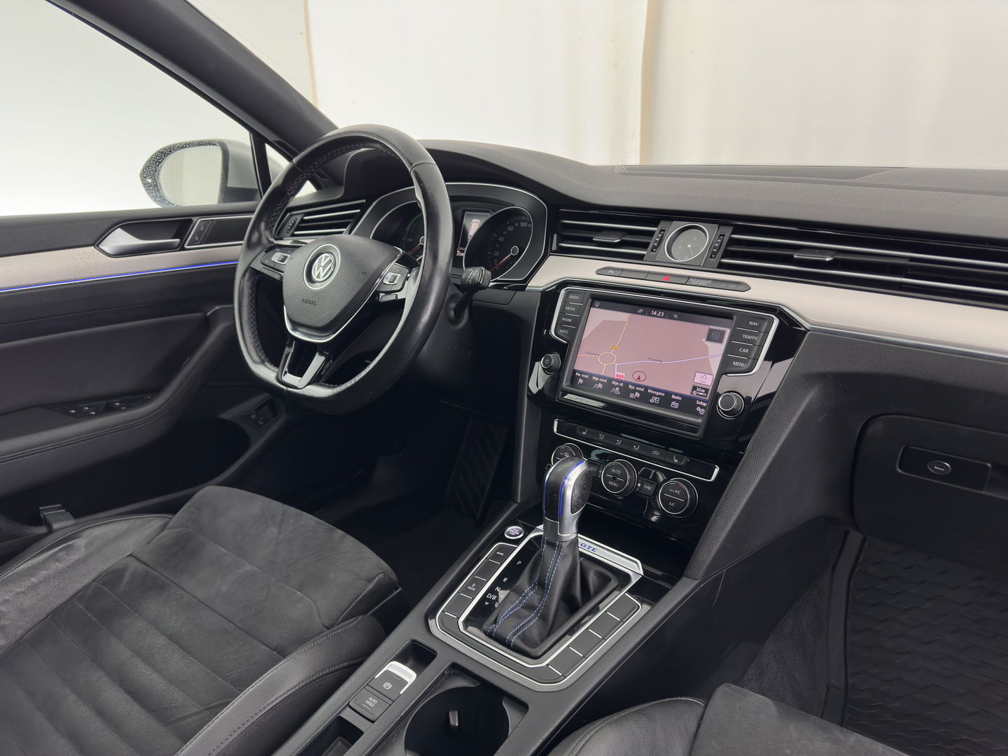 Volkswagen Passat Variant 1.4 TSI GTE Highline Aut. *PANO | ADAPTIVE-CRUISE | LEATHER-ALCANTARA | FULL-LED | CAMERA | NAVI-FULLMAP | HEATED-COMFORTSEATS | KEYLESS | PRIVACY-GLASS | 18''ALU*