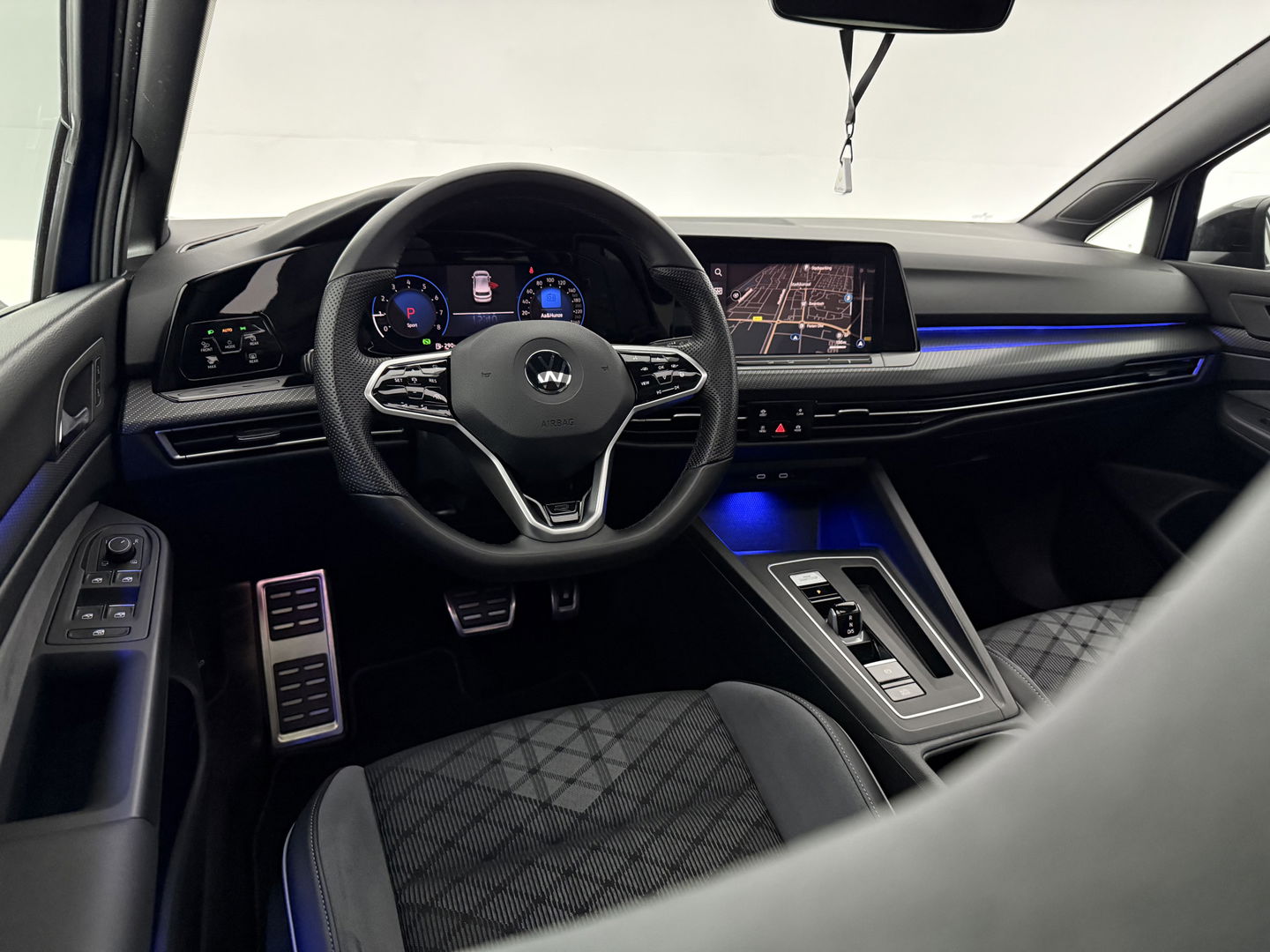 Volkswagen Golf 1.5 eTSI R-Line Lapiz Blue | Pano | Sfeerverl. | Virtual | Camera | IQ-Light | Stuur/Stoelverw. l Carplay | Adaptive Cruise