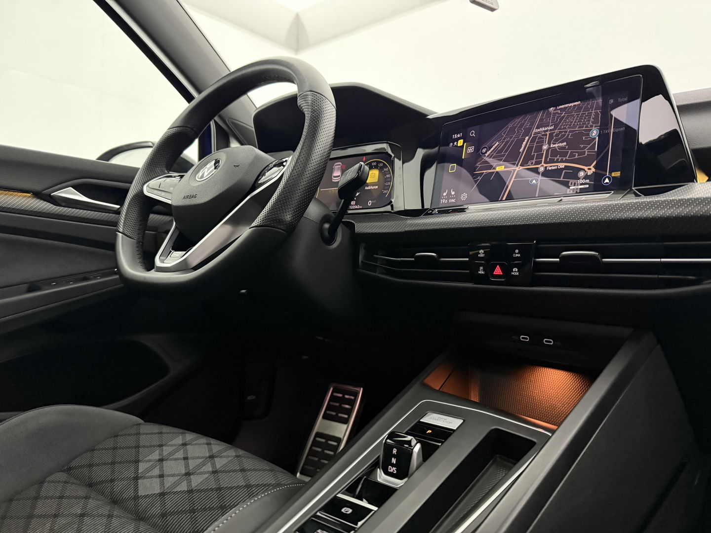 Volkswagen Golf 1.5 eTSI R-Line Lapiz Blue | Pano | Sfeerverl. | Virtual | Camera | IQ-Light | Stuur/Stoelverw. l Carplay | Adaptive Cruise