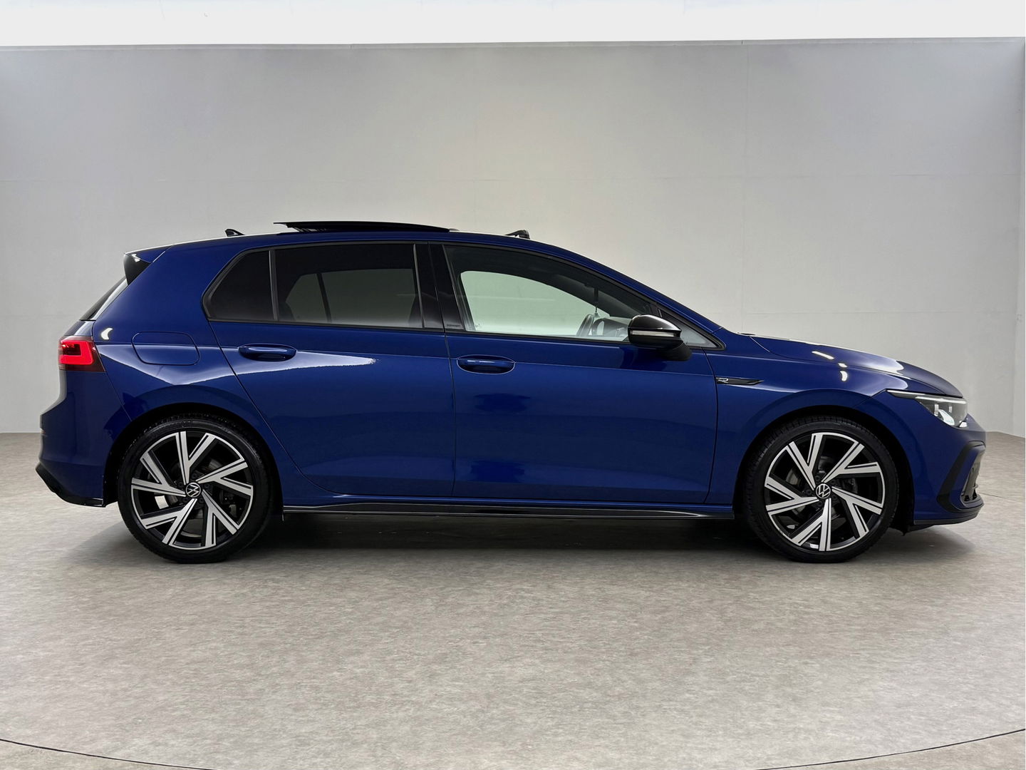 Volkswagen Golf 1.5 eTSI R-Line Lapiz Blue | Pano | Sfeerverl. | Virtual | Camera | IQ-Light | Stuur/Stoelverw. l Carplay | Adaptive Cruise