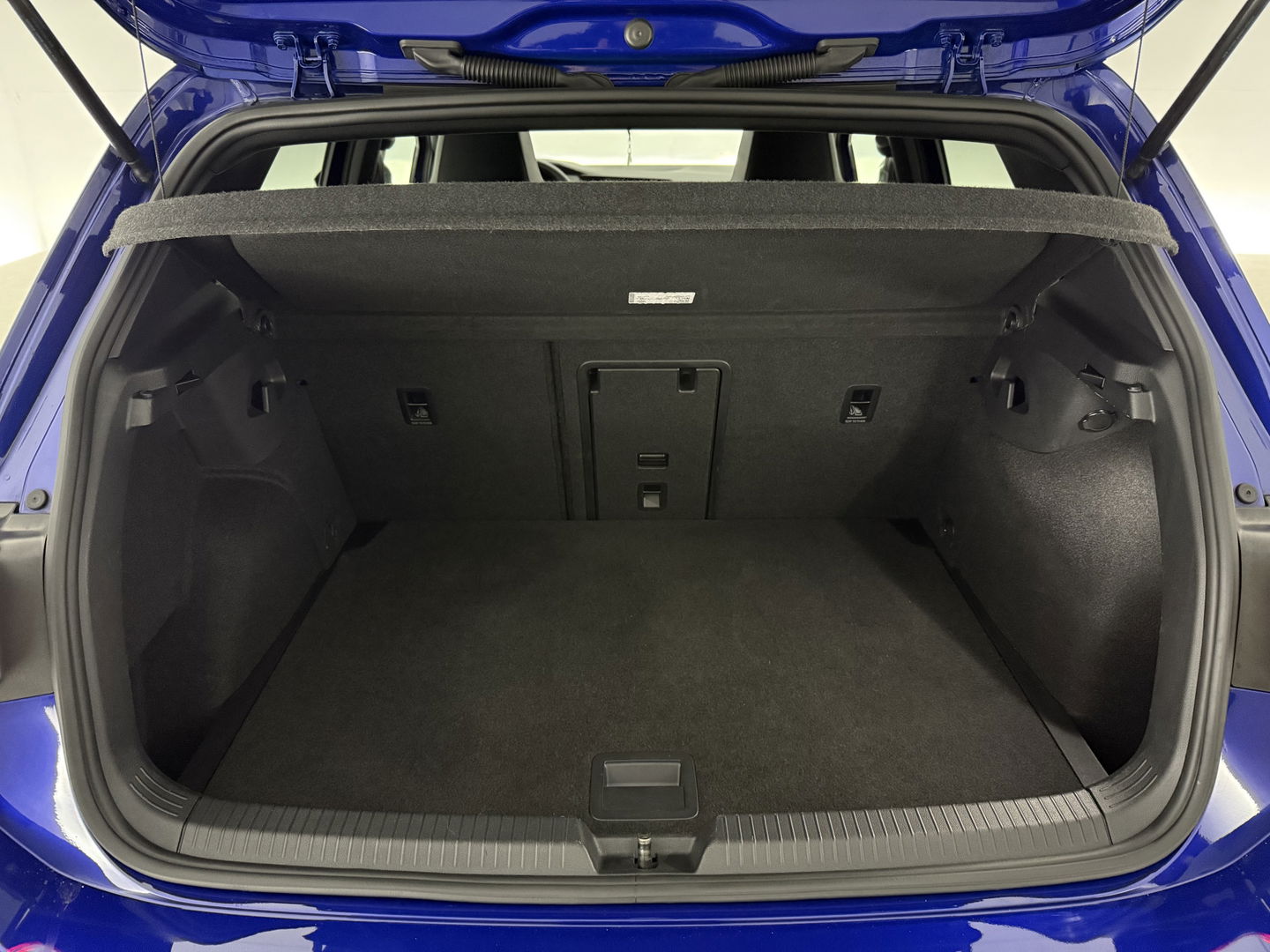 Volkswagen Golf 1.5 eTSI R-Line Lapiz Blue | Pano | Sfeerverl. | Virtual | Camera | IQ-Light | Stuur/Stoelverw. l Carplay | Adaptive Cruise