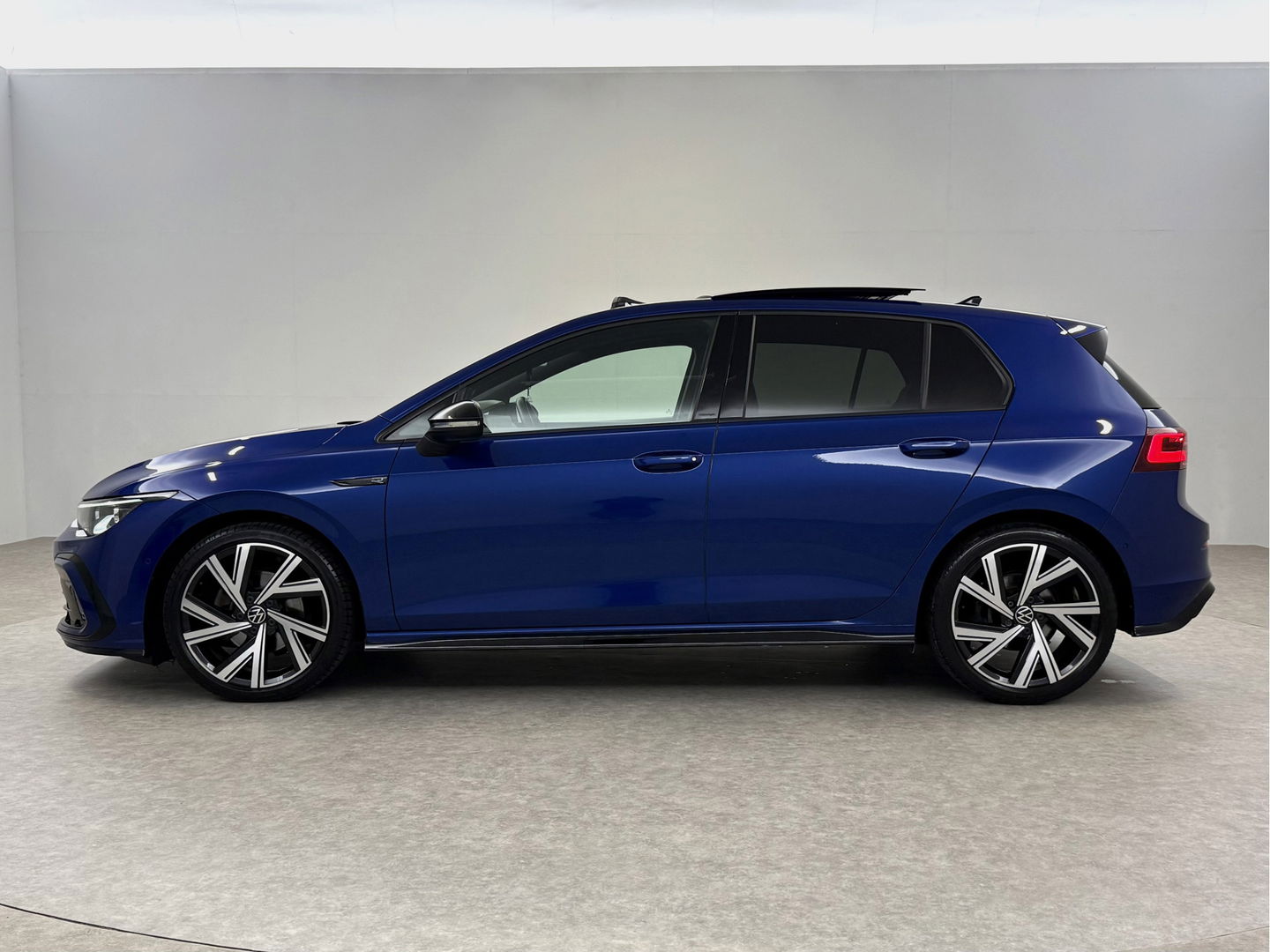 Volkswagen Golf 1.5 eTSI R-Line Lapiz Blue | Pano | Sfeerverl. | Virtual | Camera | IQ-Light | Stuur/Stoelverw. l Carplay | Adaptive Cruise