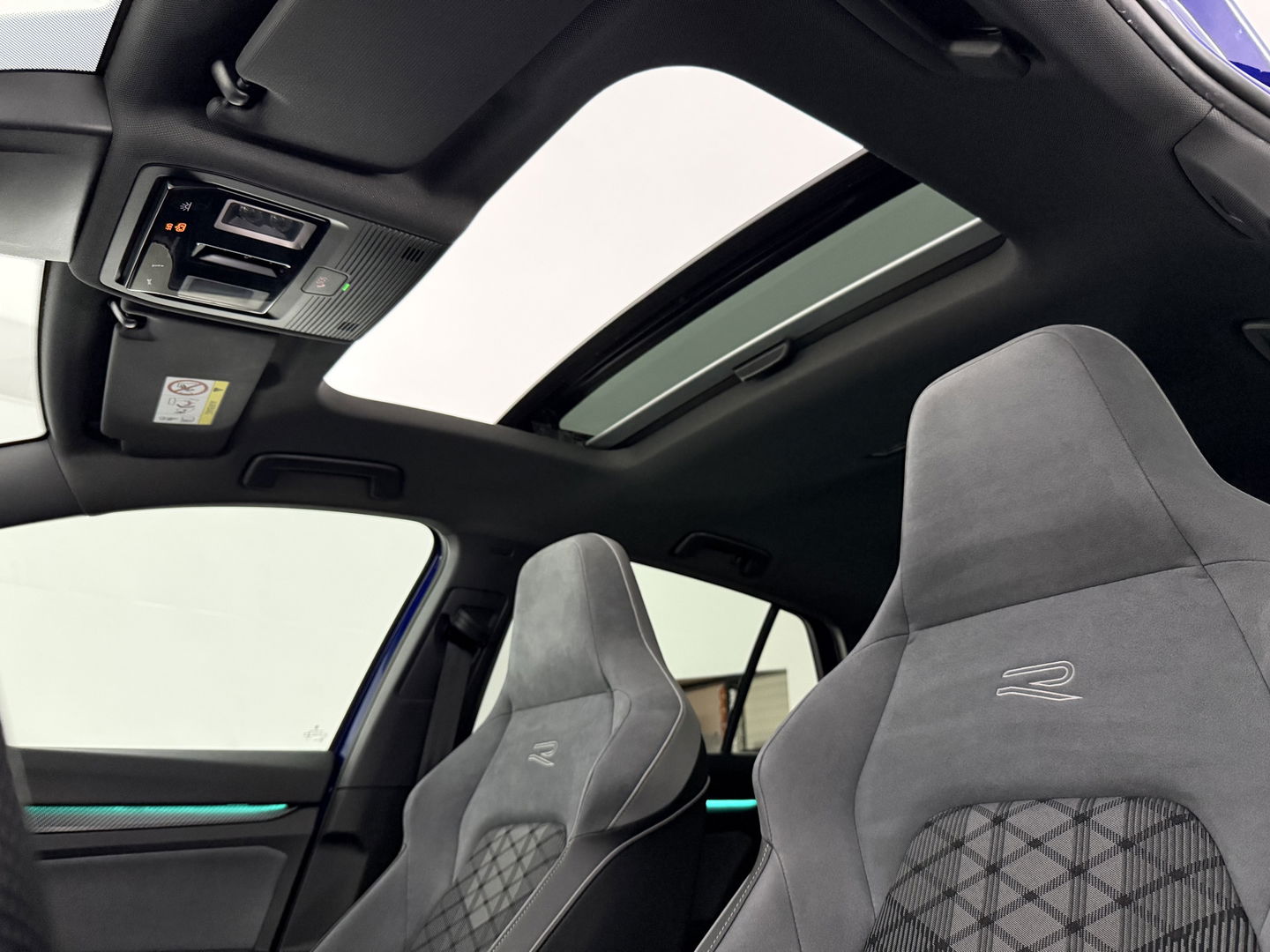 Volkswagen Golf 1.5 eTSI R-Line Lapiz Blue | Pano | Sfeerverl. | Virtual | Camera | IQ-Light | Stuur/Stoelverw. l Carplay | Adaptive Cruise