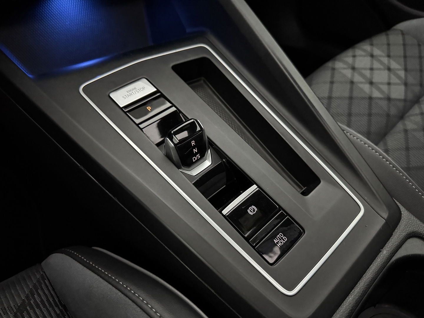Volkswagen Golf 1.5 eTSI R-Line Lapiz Blue | Pano | Sfeerverl. | Virtual | Camera | IQ-Light | Stuur/Stoelverw. l Carplay | Adaptive Cruise