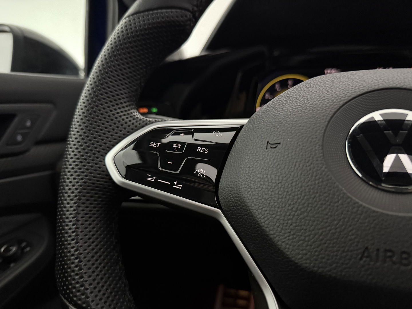 Volkswagen Golf 1.5 eTSI R-Line Lapiz Blue | Pano | Sfeerverl. | Virtual | Camera | IQ-Light | Stuur/Stoelverw. l Carplay | Adaptive Cruise