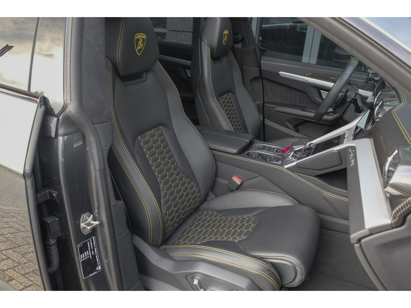 Lamborghini Urus 4.0 V8 650pk Panoramadak NLauto 4-seat config Carbon Bang&Olufsen 4-wielsturing Massage Stoelkoeling 23" LMV