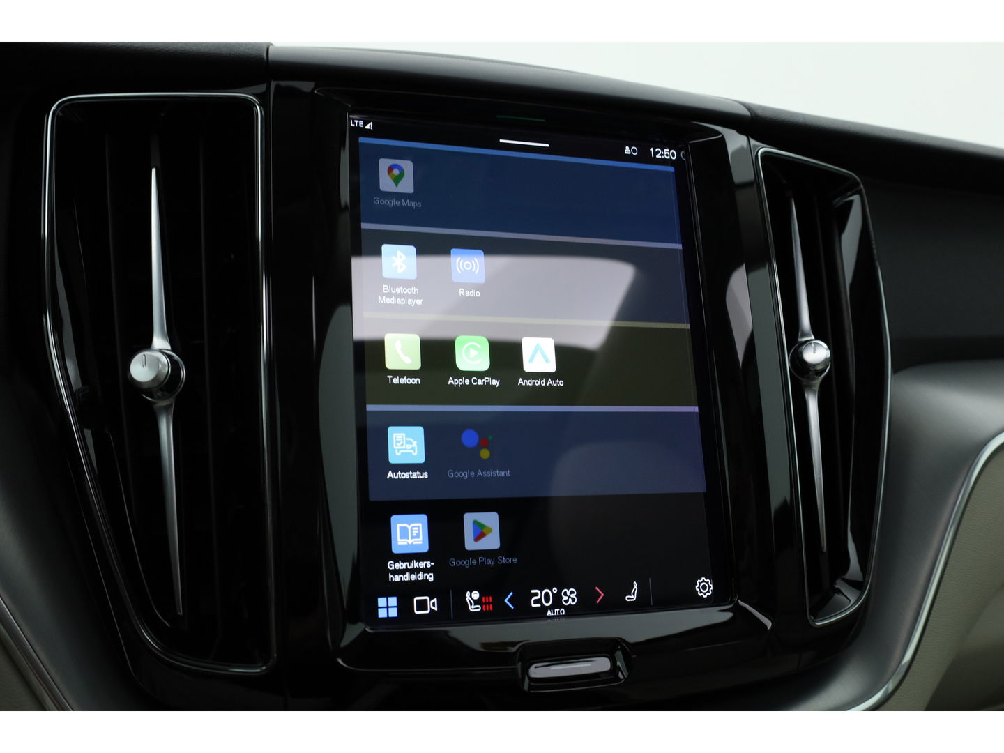 Volvo XC60 2.0 T6 Plug-in hybrid AWD Inscription | Long Range | Google | Trekhaak | Leer | 360 camera | Standkachel | Stoel + stuurverwarming |