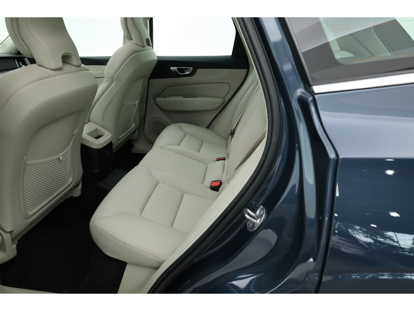 Volvo XC60 2.0 T6 Plug-in hybrid AWD Inscription | Long Range | Google | Trekhaak | Leer | 360 camera | Standkachel | Stoel + stuurverwarming |