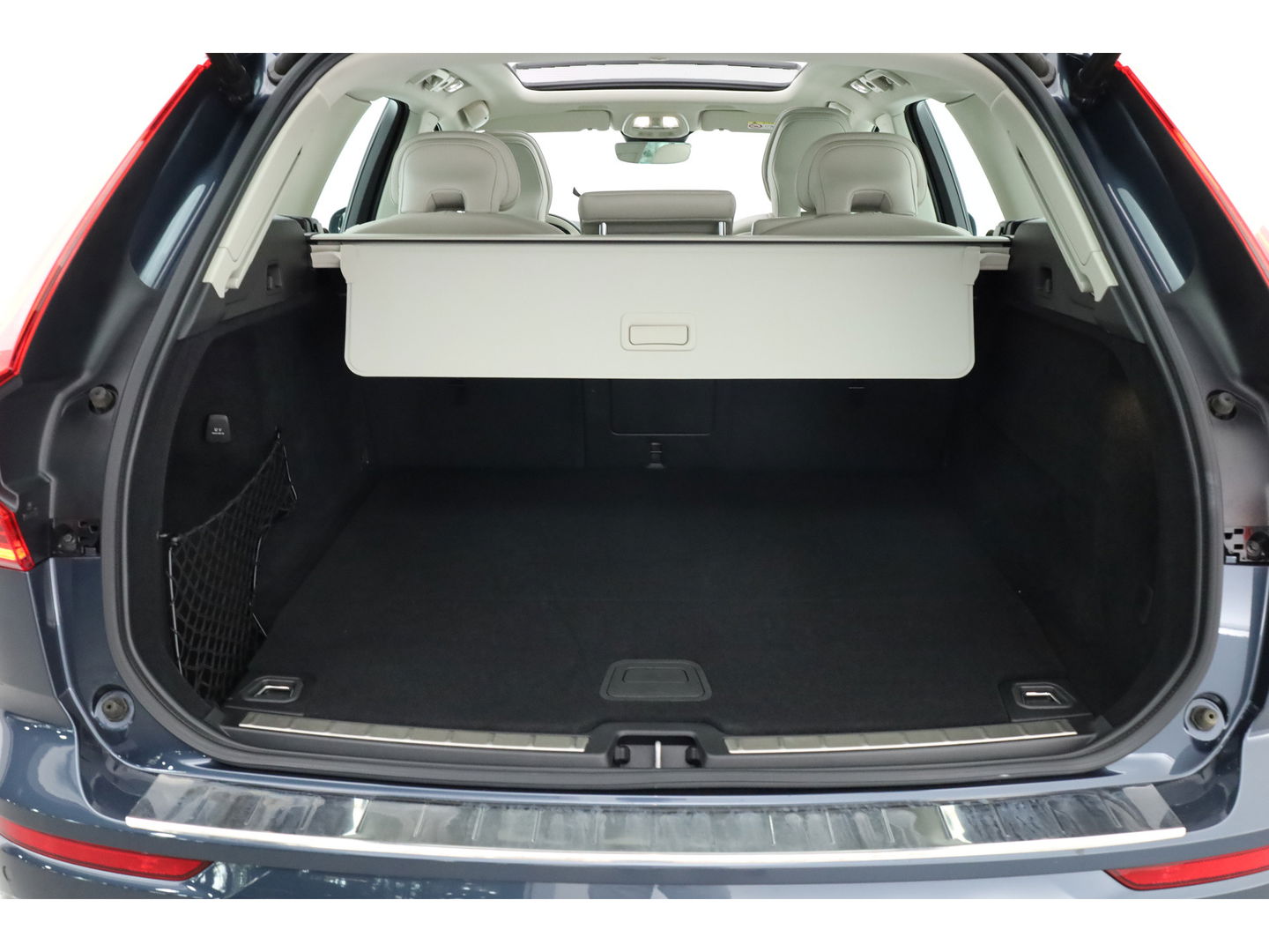 Volvo XC60 2.0 T6 Plug-in hybrid AWD Inscription | Long Range | Google | Trekhaak | Leer | 360 camera | Standkachel | Stoel + stuurverwarming |