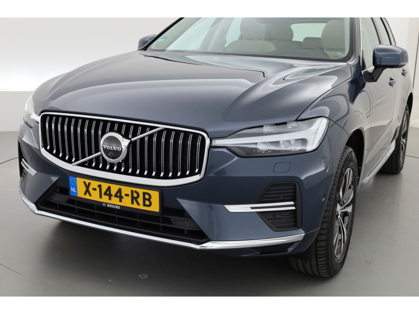Volvo XC60 2.0 T6 Plug-in hybrid AWD Inscription | Long Range | Google | Trekhaak | Leer | 360 camera | Standkachel | Stoel + stuurverwarming |
