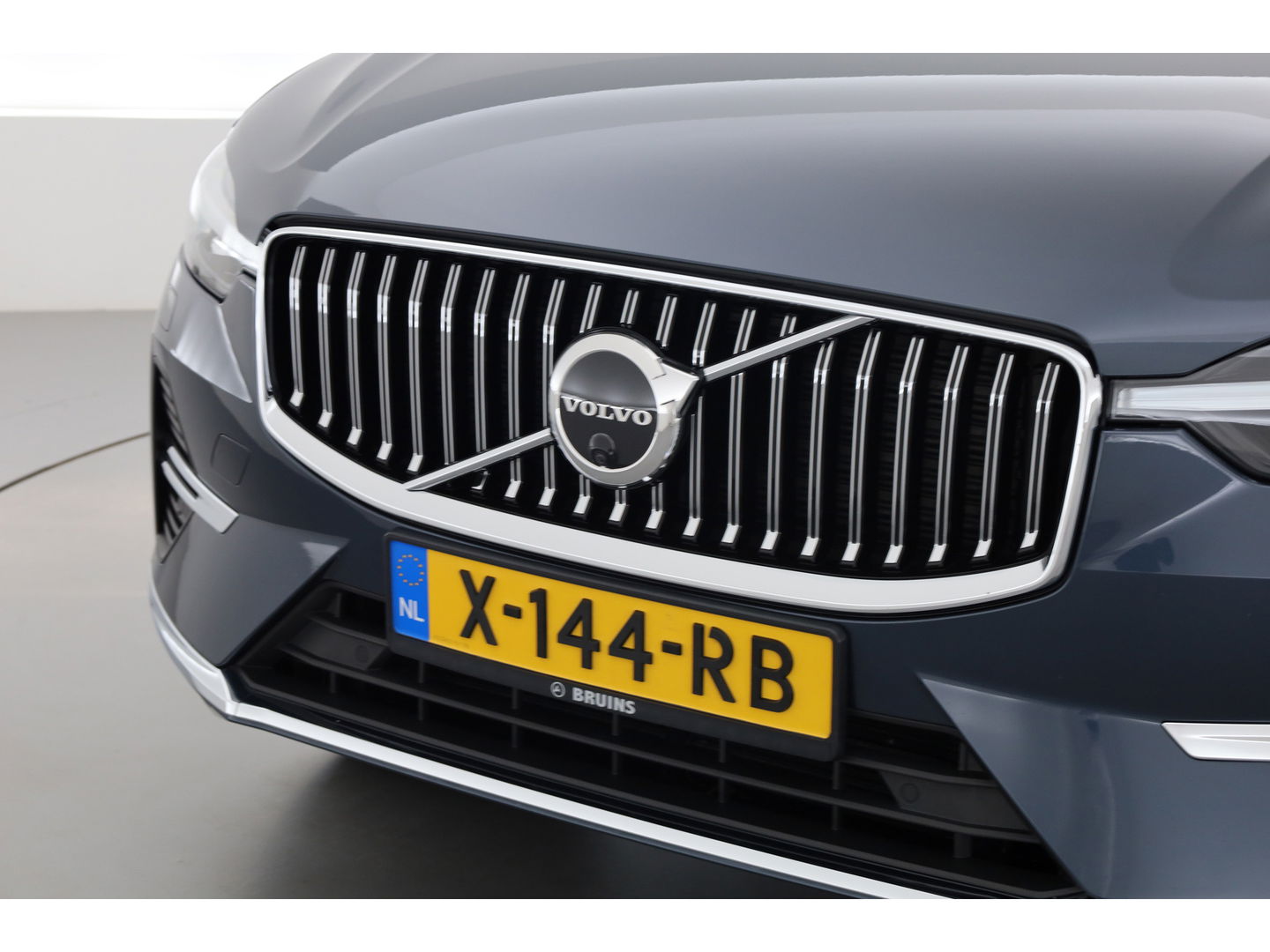 Volvo XC60 2.0 T6 Plug-in hybrid AWD Inscription | Long Range | Google | Trekhaak | Leer | 360 camera | Standkachel | Stoel + stuurverwarming |