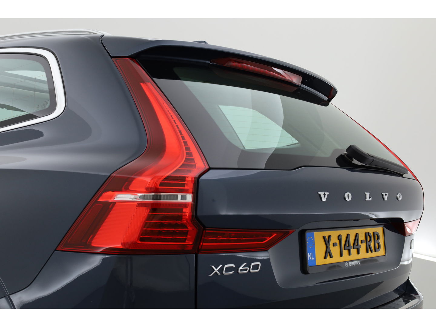 Volvo XC60 2.0 T6 Plug-in hybrid AWD Inscription | Long Range | Google | Trekhaak | Leer | 360 camera | Standkachel | Stoel + stuurverwarming |