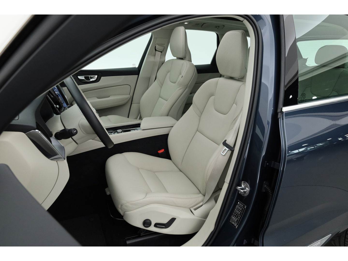 Volvo XC60 2.0 T6 Plug-in hybrid AWD Inscription | Long Range | Google | Trekhaak | Leer | 360 camera | Standkachel | Stoel + stuurverwarming |
