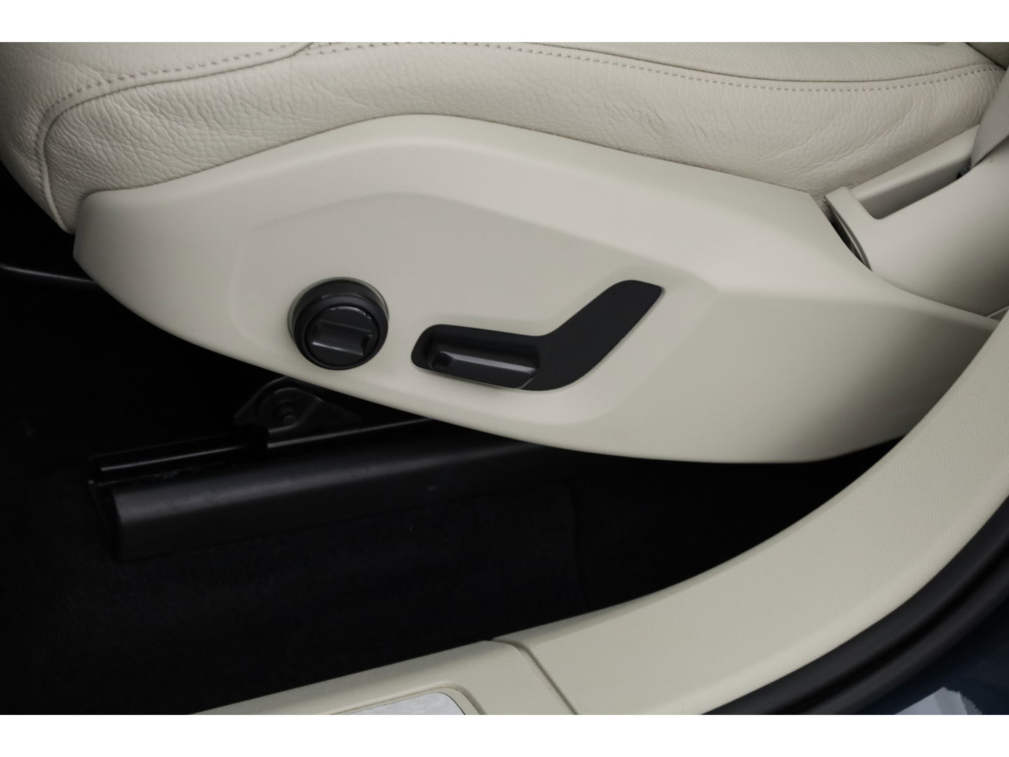 Volvo XC60 2.0 T6 Plug-in hybrid AWD Inscription | Long Range | Google | Trekhaak | Leer | 360 camera | Standkachel | Stoel + stuurverwarming |
