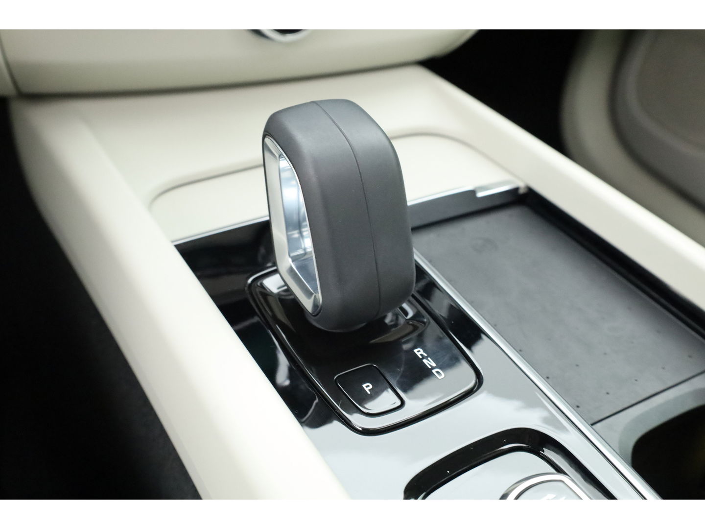 Volvo XC60 2.0 T6 Plug-in hybrid AWD Inscription | Long Range | Google | Trekhaak | Leer | 360 camera | Standkachel | Stoel + stuurverwarming |