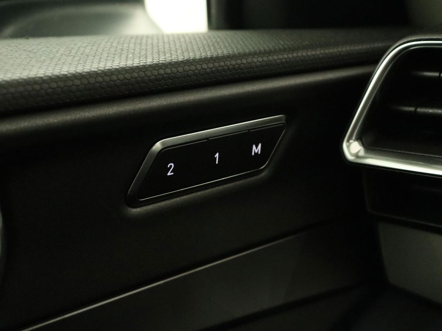 Lynk & Co 01 1.5 Plug In | Panoramadak | Infinity by Harman | Camera | Adaptive cruise | Stoelverwarming | Carplay | Memory | Full LED | PHEV