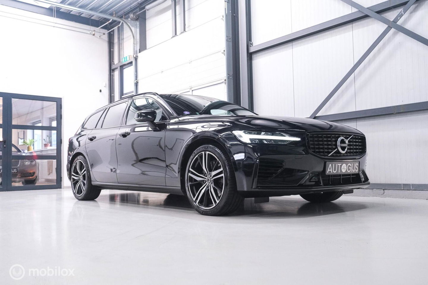 Volvo V60 2.0 T6 Recharge AWD R-Design 340 pk | Harman kardon | Adaptive | Stoel + stuurwiel verwarming | Trekhaak | DAB | LED | Memory |