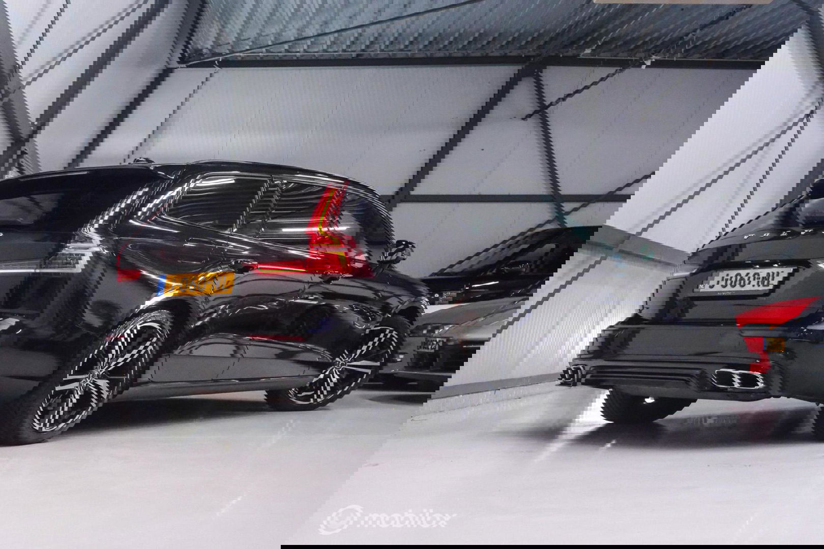 Volvo V60 2.0 T6 Recharge AWD R-Design 340 pk | Harman kardon | Adaptive | Stoel + stuurwiel verwarming | Trekhaak | DAB | LED | Memory |