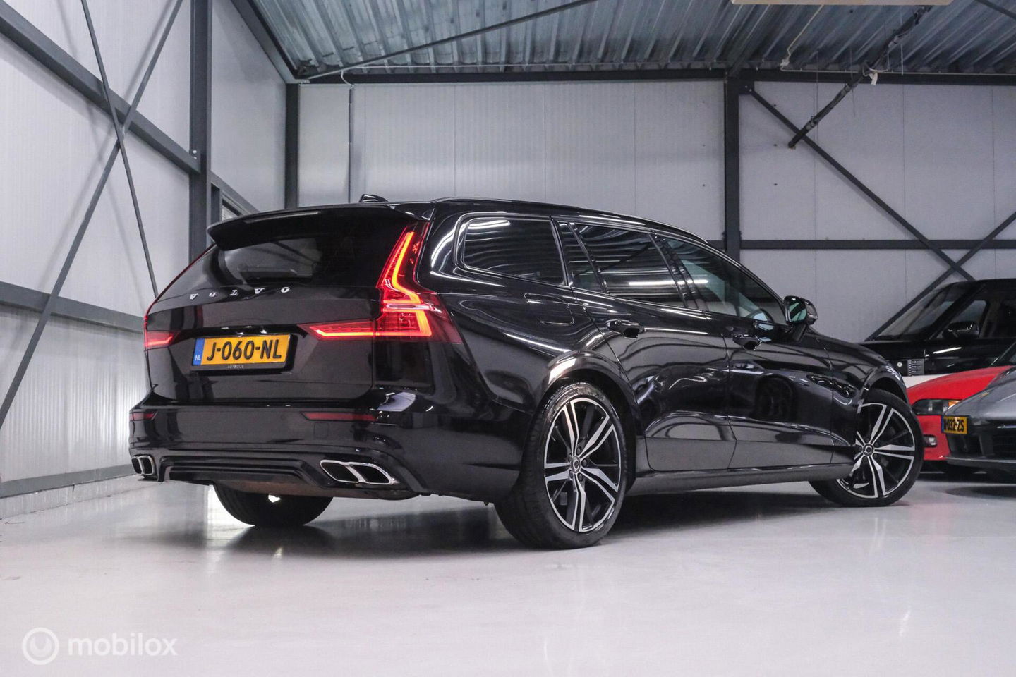 Volvo V60 2.0 T6 Recharge AWD R-Design 340 pk | Harman kardon | Adaptive | Stoel + stuurwiel verwarming | Trekhaak | DAB | LED | Memory |