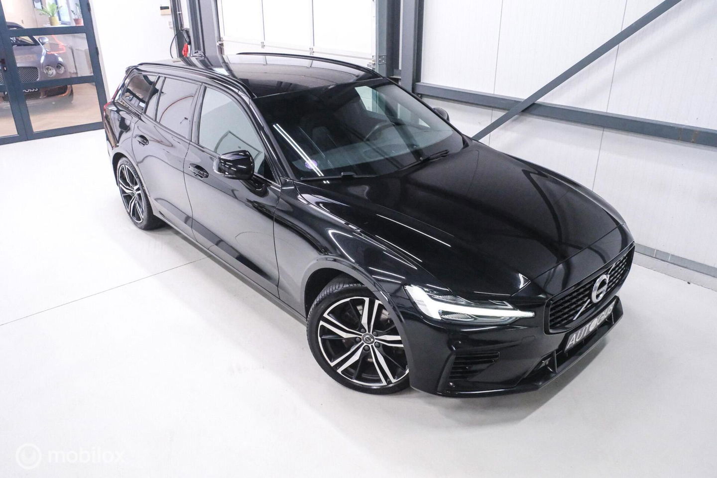 Volvo V60 2.0 T6 Recharge AWD R-Design 340 pk | Harman kardon | Adaptive | Stoel + stuurwiel verwarming | Trekhaak | DAB | LED | Memory |