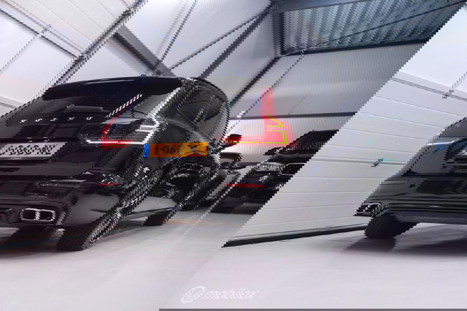 Volvo V60 2.0 T6 Recharge AWD R-Design 340 pk | Harman kardon | Adaptive | Stoel + stuurwiel verwarming | Trekhaak | DAB | LED | Memory |