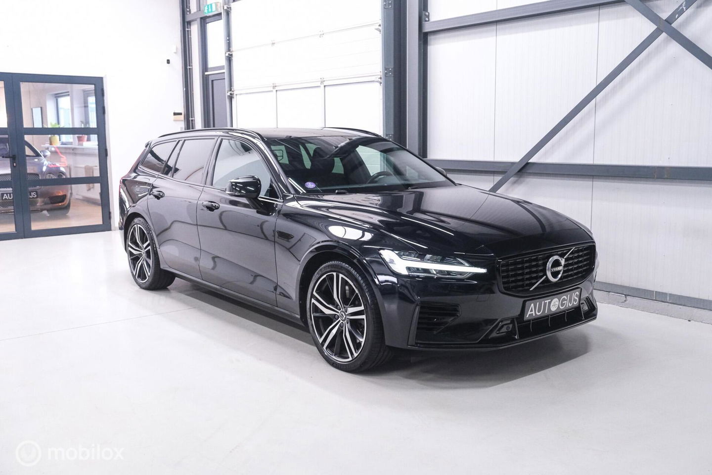 Volvo V60 2.0 T6 Recharge AWD R-Design 340 pk | Harman kardon | Adaptive | Stoel + stuurwiel verwarming | Trekhaak | DAB | LED | Memory |