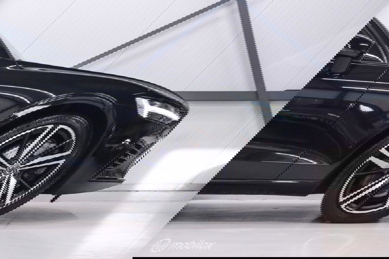 Volvo V60 2.0 T6 Recharge AWD R-Design 340 pk | Harman kardon | Adaptive | Stoel + stuurwiel verwarming | Trekhaak | DAB | LED | Memory |